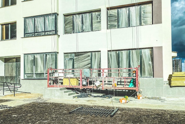 Construcción de un nuevo microdistrito en el centro de la ciudad casa de hormigón blanco pintar las paredes