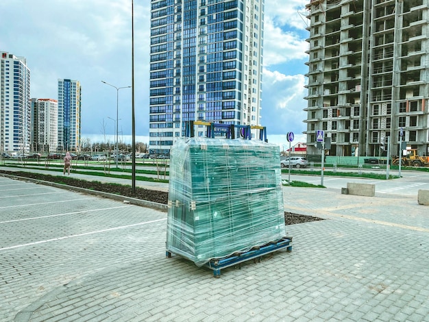 La construcción de un nuevo microdistrito en el material de construcción del centro de la ciudad se encuentra en la construcción