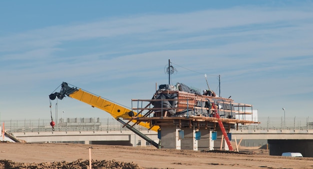 Construcción del nuevo puente sobre la carretera.