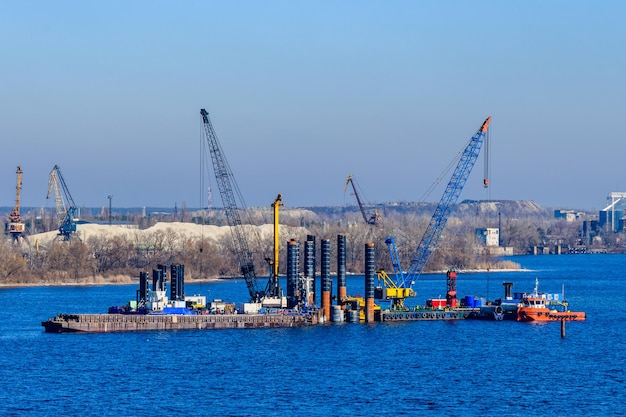 Construcción del nuevo puente sobre el río Dnieper en Kremenchuk Ucrania