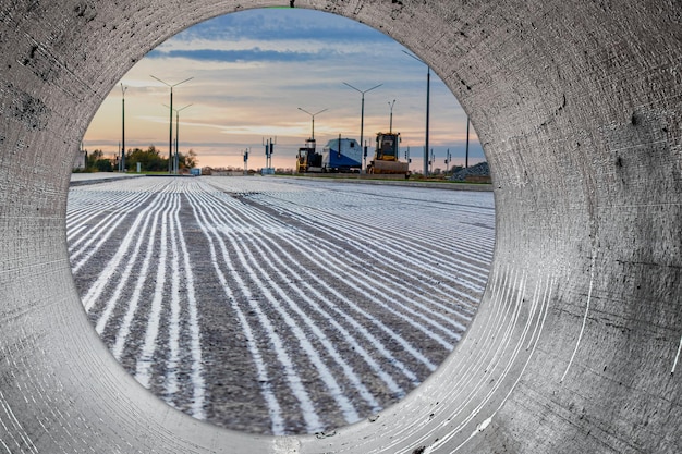 Construcción o reparación de carreteras Colocación de una nueva capa de asfalto que cubre la antigua capa de asfalto con betún para mejorar la adherencia Trabajos de renovación por la tarde y por la noche