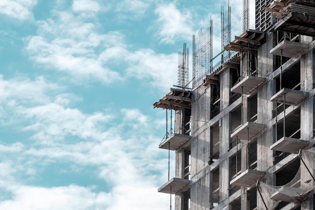 Foto construcción. paisaje urbano. cielo azul