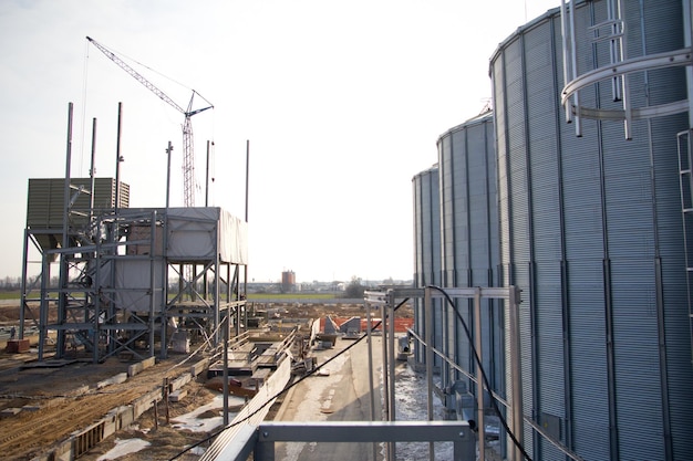 Foto construcción de una planta agroprocesadora de molino de piensos para procesamiento y silos para secado limpieza y almacenamiento de productos agrícolas harina cereales y granos