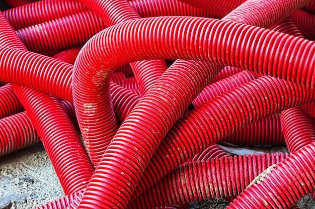 Construcción de plástico rojo de las tuberías.