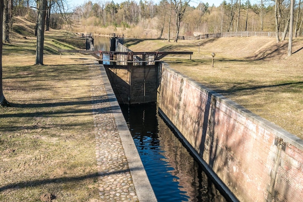 Construcción de un puente levadizo de esclusa de esclusa de puerta de enlace en el canal del río para el paso de embarcaciones a diferentes niveles de agua