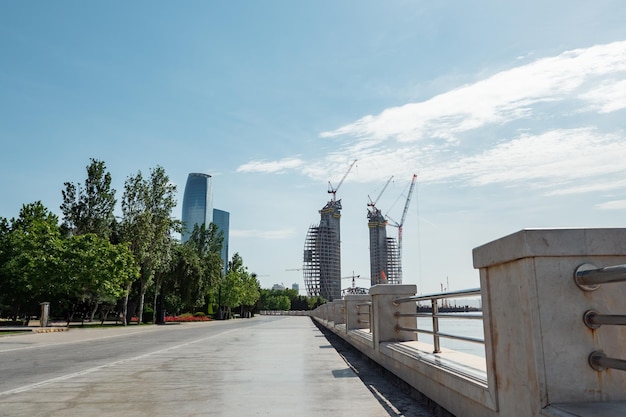 Construcción de rascacielos en Bakú. Vista desde el paseo marítimo.