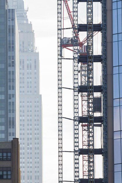 Foto construcción con rascacielos de gran altura con grúa alta