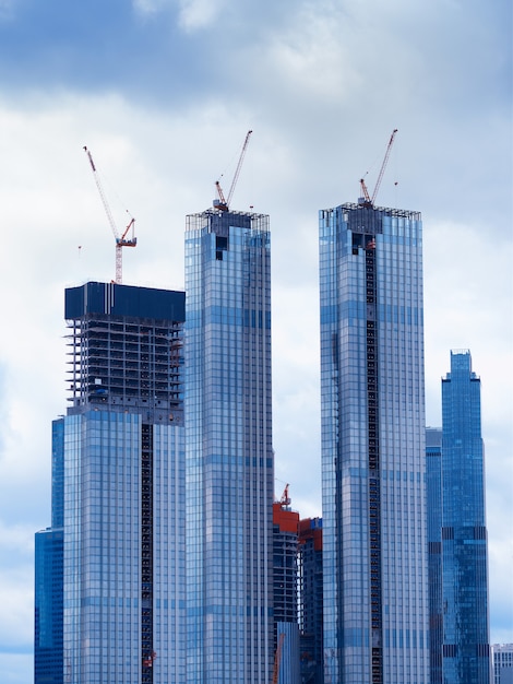 Construcción de rascacielos en Moscú como telón de fondo