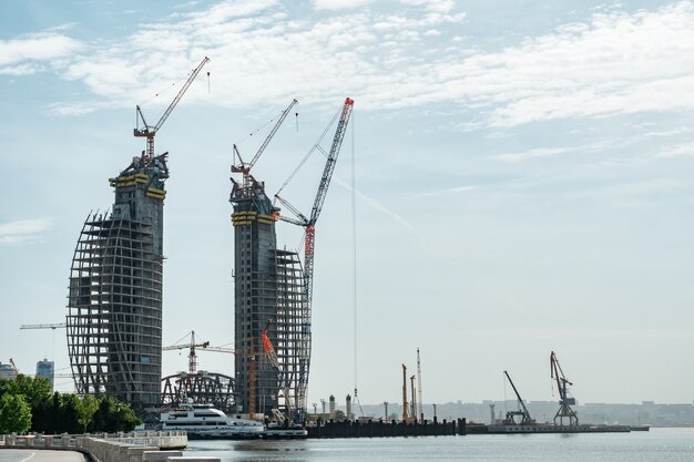 Construcción de rascacielos en el terraplén de Bakú.