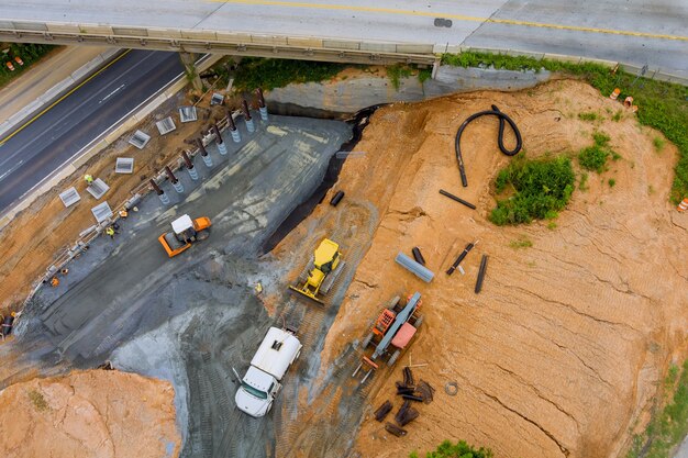 Construcción para renovación sobre pilares de puente de hormigón de una carretera en proceso de renovación moderno intercambio de carreteras en EE.