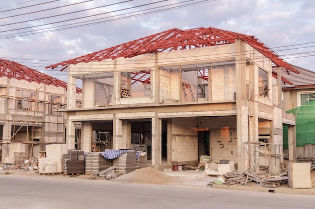 Construcción residencial nueva casa en curso en el sitio de construcción