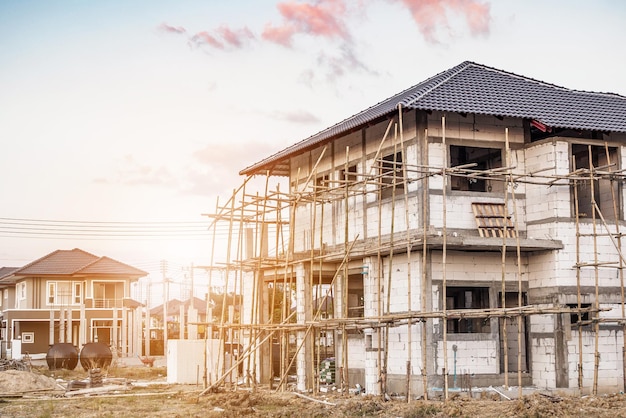 Construcción residencial nueva casa en curso en el sitio de construcción