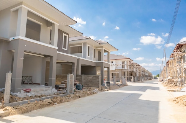 Construcción residencial nueva casa en progreso en el desarrollo de la urbanización del sitio de construcción