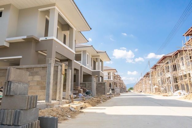 Construcción residencial nueva casa en progreso en el desarrollo de la urbanización del sitio de construcción