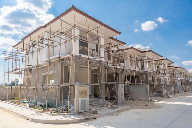 Construcción residencial nueva casa en progreso en el desarrollo de la urbanización del sitio de construcción