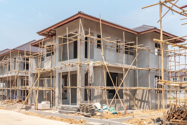 Construcción residencial nueva casa en progreso en el desarrollo de la urbanización del sitio de construcción