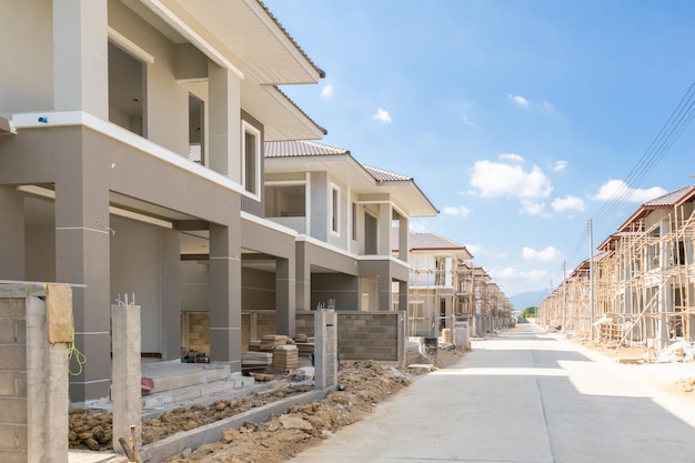 Construcción residencial nueva casa en progreso en el desarrollo de la urbanización del sitio de construcción