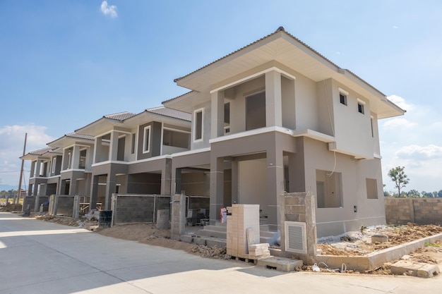 Construcción residencial nueva casa en progreso en el desarrollo de la urbanización del sitio de construcción