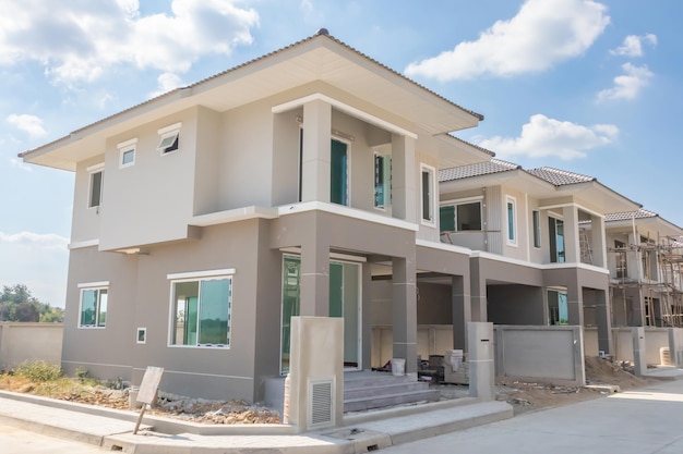Construcción residencial nueva casa en progreso en el desarrollo de la urbanización del sitio de construcción