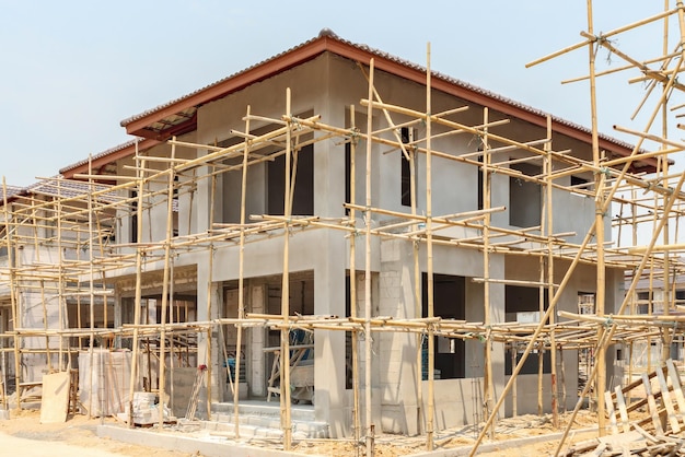 Construcción residencial nueva casa en progreso en el desarrollo de la urbanización del sitio de construcción