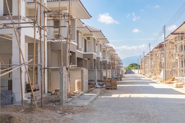 Construcción residencial nueva casa en progreso en el desarrollo de la urbanización del sitio de construcción