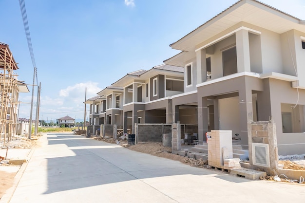 Construcción residencial nueva casa en progreso en el desarrollo de la urbanización del sitio de construcción