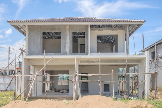 Construcción residencial nueva casa con sistema de prefabricación en curso en el sitio de construcción