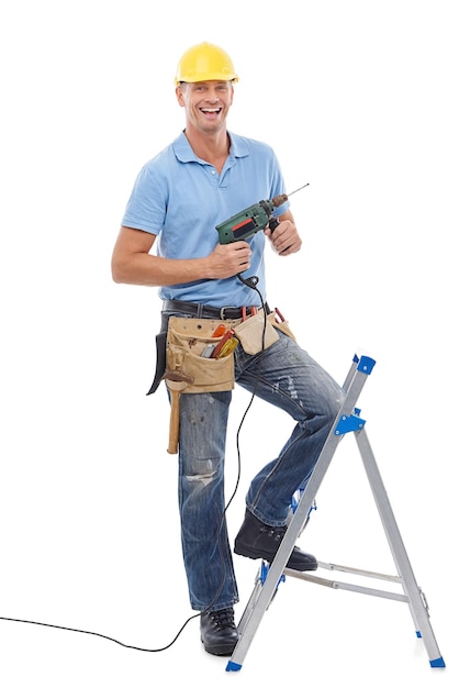 Construcción de retratos y un hombre de bricolaje en un estudio aislado en un fondo blanco con una escalera y un taladro Diseño de edificios e industria con un manitas que usa una herramienta eléctrica para la renovación