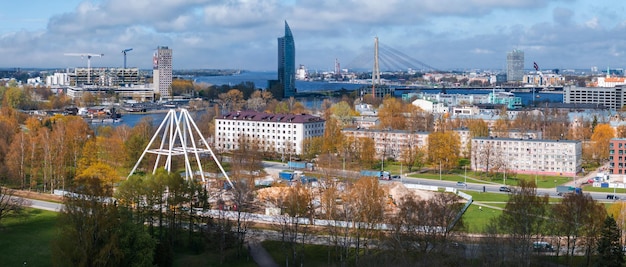 Construcción de la rueda de observación en Riga, Letonia