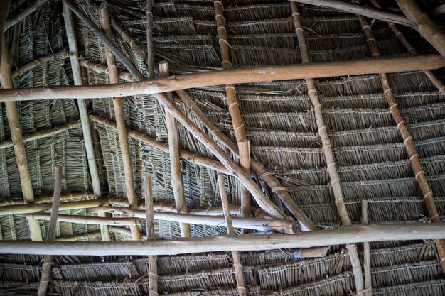 Construcción de techo de casa en África