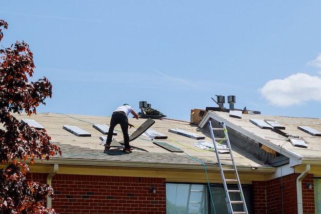 Construcción de techos caseros aplicando tejas nuevas