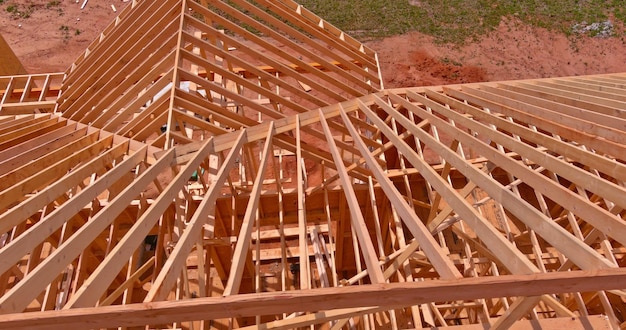 Construcción de techos en sistema de armazón de marco de techo de madera en casa nueva
