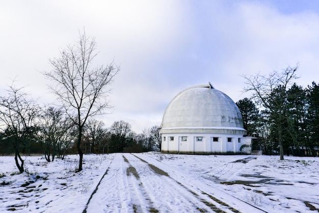 La construcción de un telescopio astronómico con una enorme cúpula.