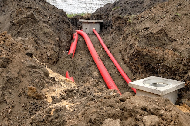 Foto construcción de una tubería de calefacción en la zanja para proporcionar agua caliente a las nuevas casas