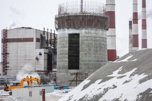 Construcción de una tubería en un sitio industrial en un frío día de invierno