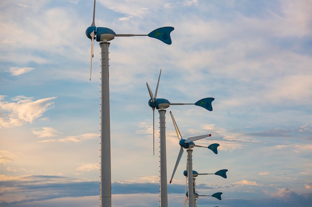 Construcción de turbinas eólicas en gran campo verde cielo azul para generar energía limpia renovable