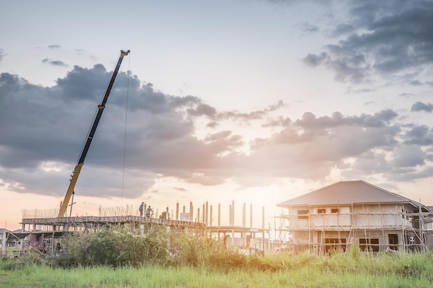 Construcción de viviendas en el sitio de construcción con camión grúa