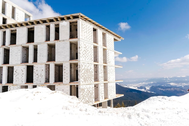 Construcción de viviendas sin terminarhotelmansión construcción en las montañasnaturalezaResort alpino de esquíviajes