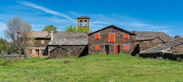 Construções antigas de pedra e ardósia nas aldeias negras da Serra de Guadalajara