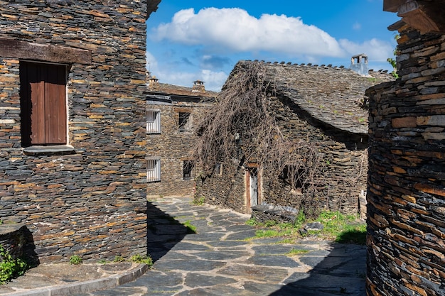 Construções antigas de pedra na rota das aldeias negras Majaelrayo Guadalajara