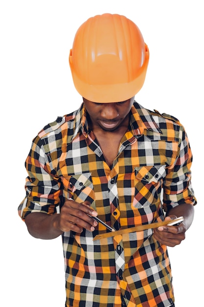Constructor afroamericano utiliza cinta métrica