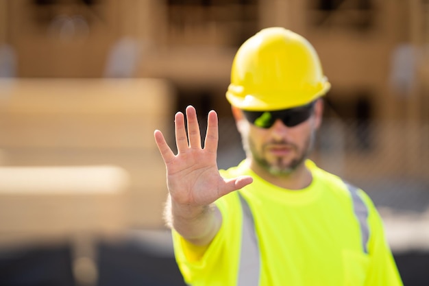 Foto constructor con casco duro trabajando en un proyecto de construcción en un sitio trabajador de construcción con casco cerca de sitios de construcción constructor en el trabajo construcción estadounidense de casas de marco de madera