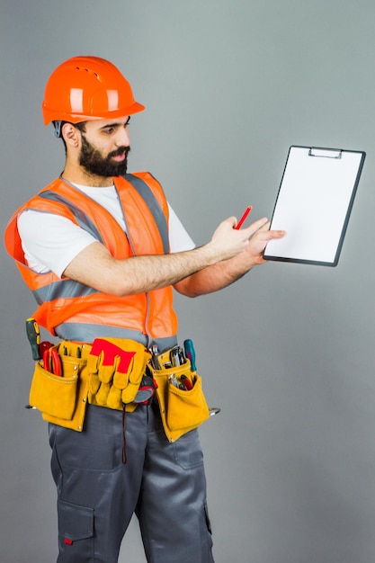 Un constructor con un casco naranja en un fondo gris firma algo