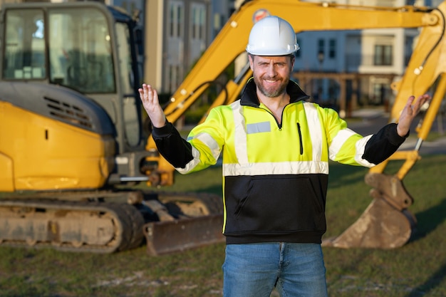 Constructor en casco en el sitio de construcción