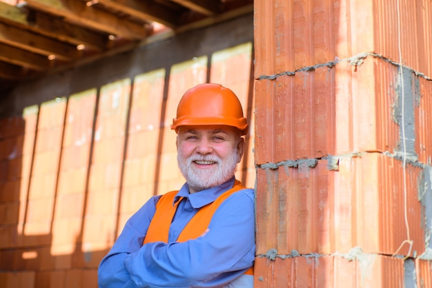 Constructor en casco de tecnología de la industria de la construcción al aire libre hombre en ingenieros de casco de construcción