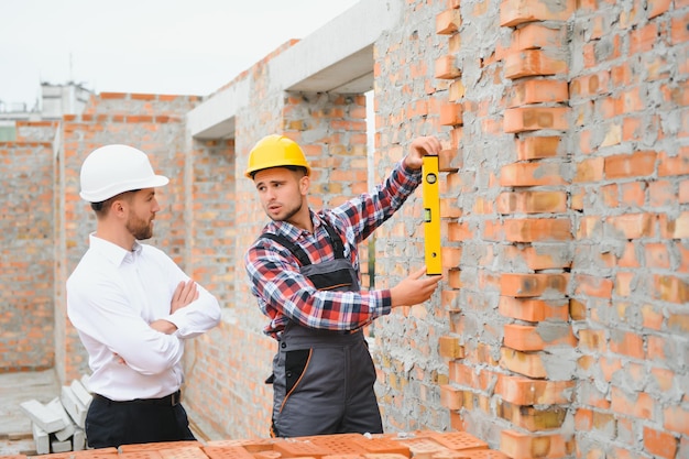 Constructor e ingeniero en obra