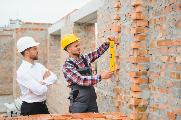 Constructor e ingeniero en obra