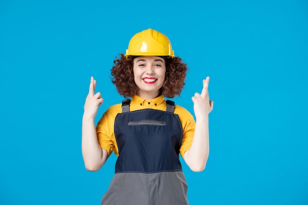 Constructor femenino en uniforme en el azul