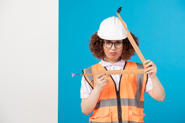 Constructor femenino de vista frontal en uniforme en el azul