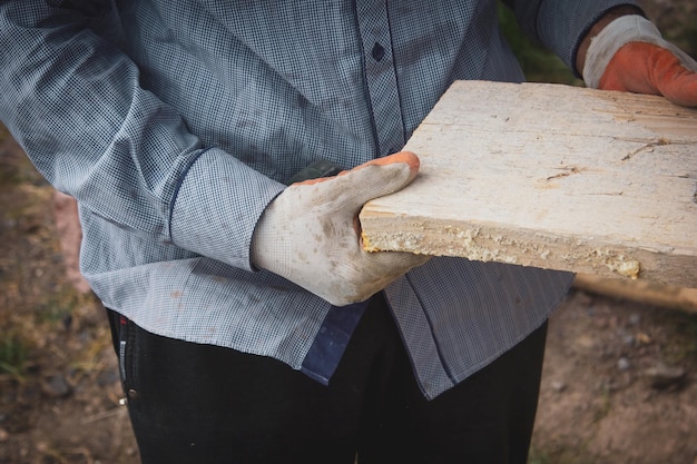 Constructor con guantes sosteniendo un tablero